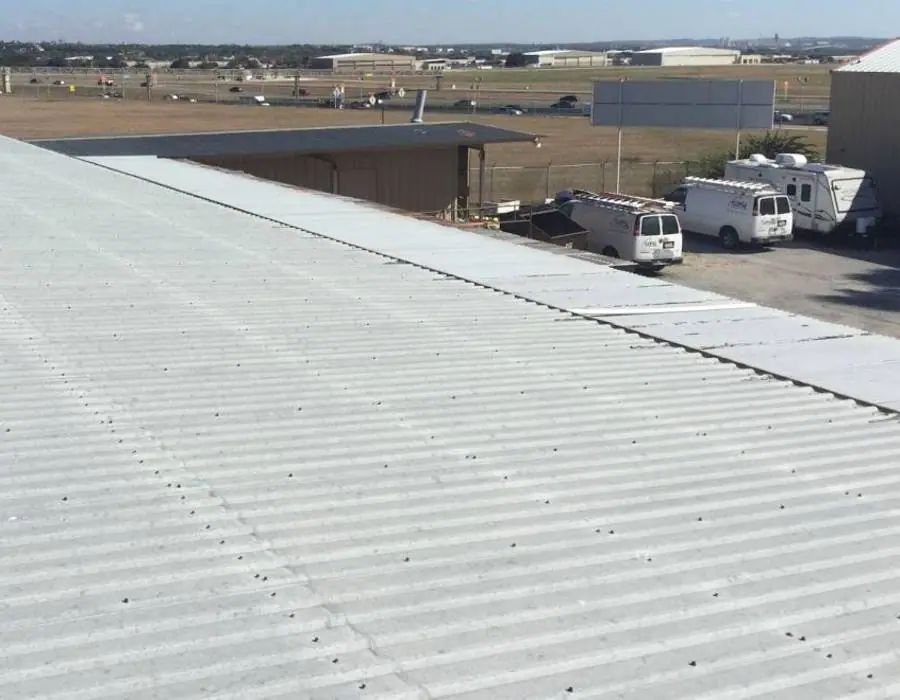 Asphalt shingle roof with ridge vent in San Antonio