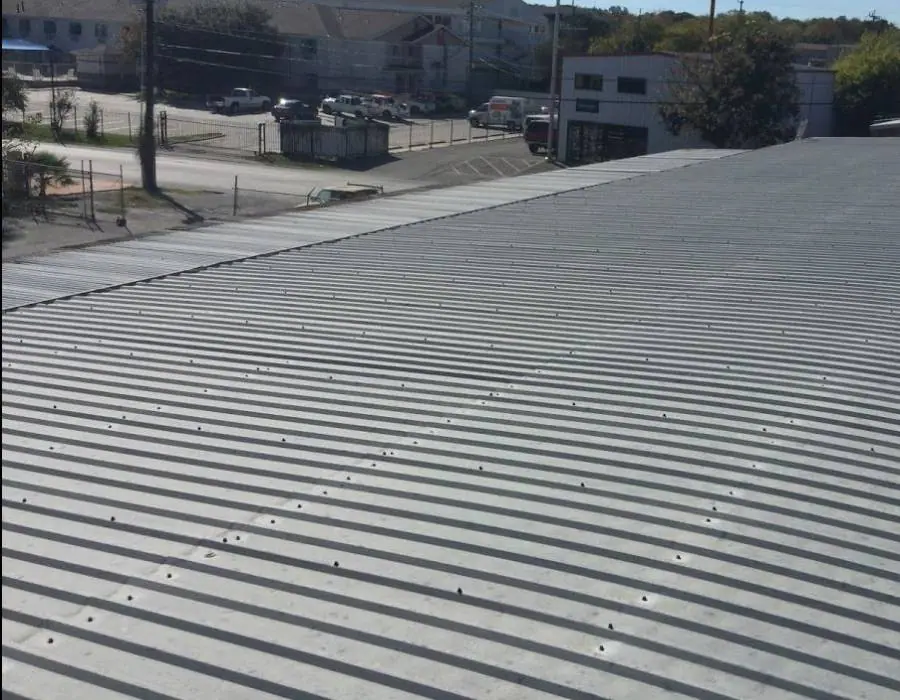 Asphalt shingle roof with ridge vent